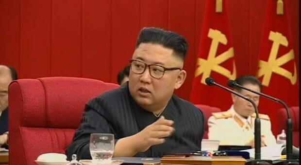Corea del nord, il leader Kim Jong-un appare "emaciato". Nuovi dubbi sulla sua salute