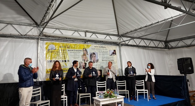 La premiazione del cast de "Il commissario Ricciardi" al festival di Precicchie