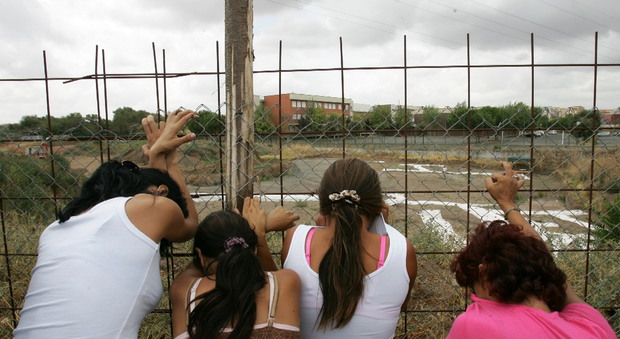 Prostitute nel campo profughi grazie ai buchi sulla rete di recinzione