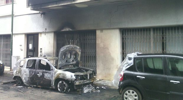 Paura all'alba: auto incendiata sotto le finestre