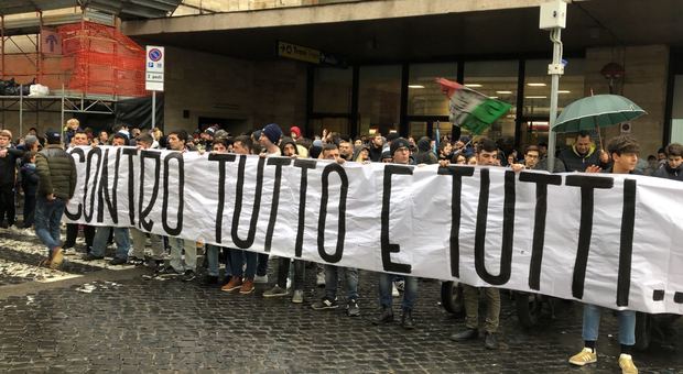 Lazio, trasferta vietata con il Sassuolo: i tifosi incitano la squadra alla stazione Termini