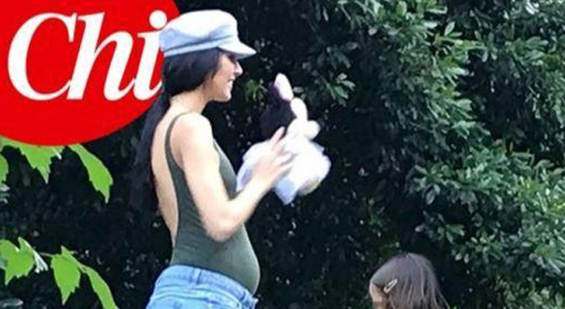Rocio Morales incinta: eccola col pancino al quinto mese mentre gioca con la figlia Luna
