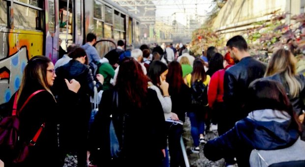 Napoli, treno si ferma e i pendolari camminano sui binari