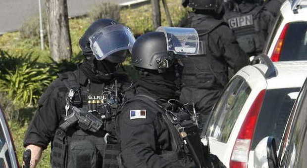 Agenti delle forze speciali francesi intervengono in una sparatoria tra bande a Marsiglia