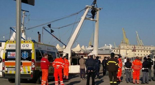 Ancona, allarme al porto: un uomo minaccia di impiccarsi su un peschereccio