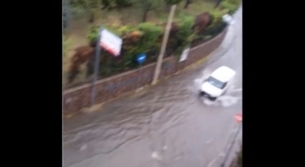 Meteo, bomba d'acqua nel Napoletano: forti disagi e strade come fiumi