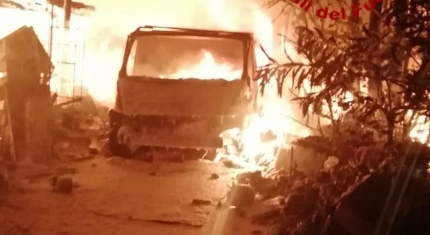 Treviso, incendio scoppia in casa e coinvolge i magazzini: due donne morte carbonizzate