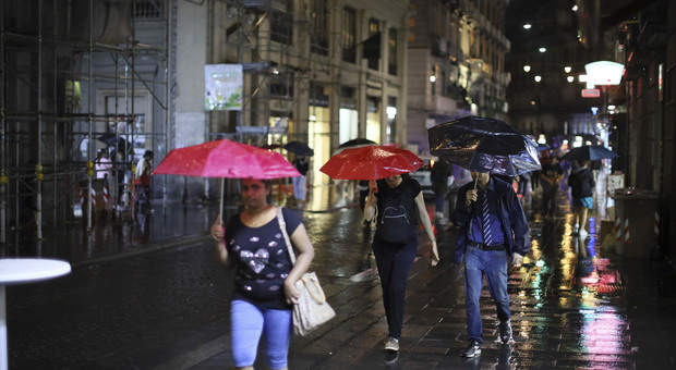 Allerta meteo, a Napoli parchi chiusi e avviso ai presidi: «Non tenete alunni all'aperto»