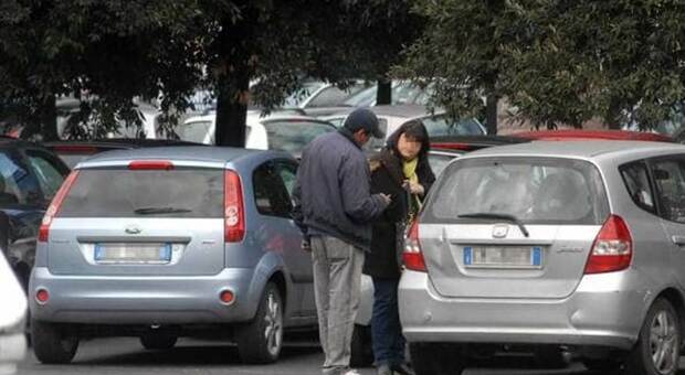 Napoli, 17 parcheggiatori abusivi denunciati, tra loro il protagonista di «Striscia»