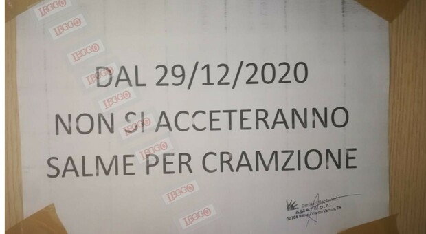 Roma, "posti in piedi" per i morti: cremazioni a numero chiuso e il cartello è da brividi