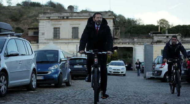 Marino arriva in bici alla convention dei giovani Pd: «Il prefetto non è mio papà»