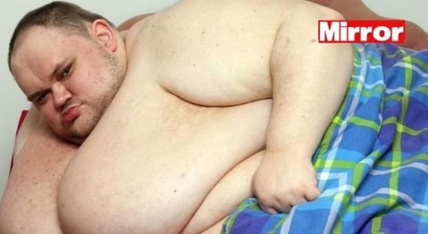 L'uomo più grasso d'Inghilterra pesa 412 chili: "Lo spuntino? Un filone di pane e marmellata"