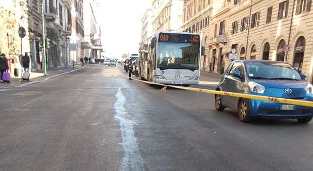 Roma, lunga scia di olio su via Cavour: carreggiata ristretta per evitare incidenti