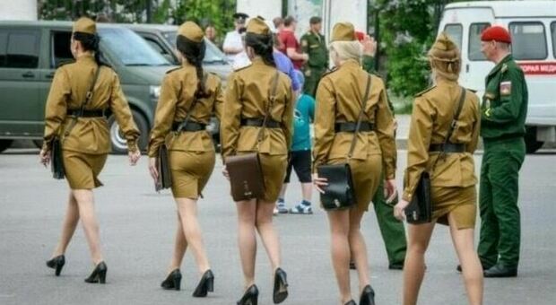 «Tacchi più comodi alle soldatesse»: il governo ucraino fa marcia indietro