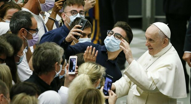 Papa Bergoglio rivela: «Durante la mia operazione c'è chi pensava al conclave e chi mi voleva morto»