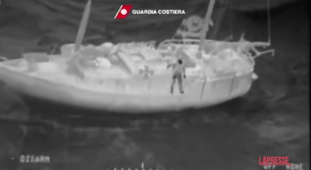Reggio Calabria, velista disperso soccorso da Guardia Costiera: il video del salvataggio