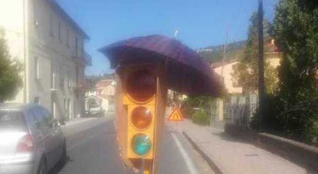 Casal Velino, il semaforo con l'ombrello
