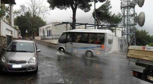 Bomba d'acqua su Capri, strade allagate e tombini saltati: cancellate molte corse