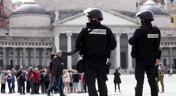 Tecnologia e armi speciali, i «supercarabinieri» come Swat a Napoli Foto