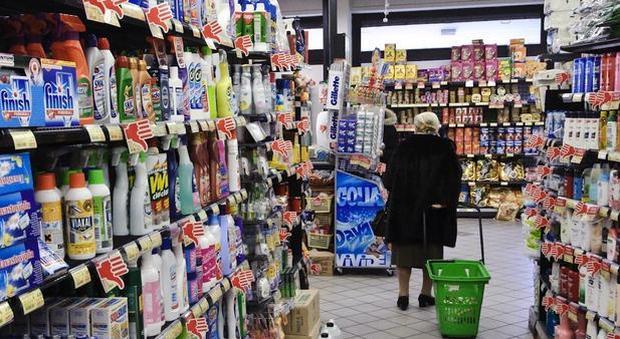 Anziana sviene al supermercato: "Non ho i soldi per mangiare, la pensione non basta"