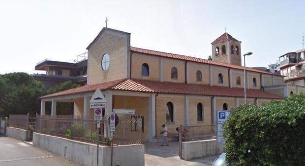 Gaeta, minacce e insulti al parroco: solidarietà dal vescovo Vari