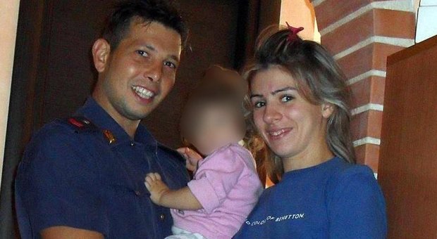 Poliziotto uccide la moglie mentre dorme e si spara con la stessa arma: lei voleva lasciarlo