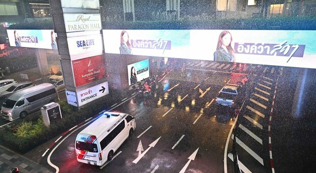 Bangkok, sparatoria nel centro commerciale: 3 morti. Arrestato l'attentatore: ha 14 anni