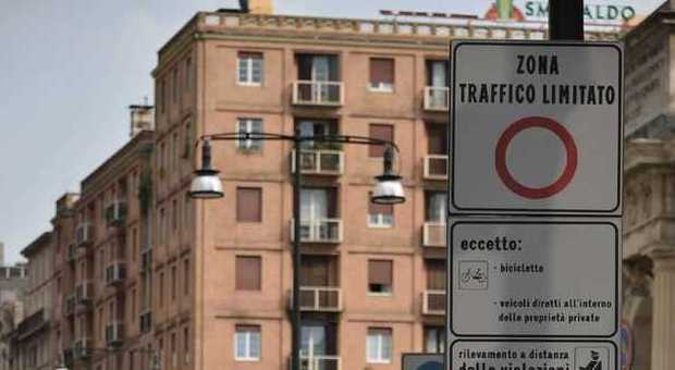 Milano, vigiless devia gli automobilisti in Area C: "La telecamera è spenta". Dopo tre mesi fioccano le multe