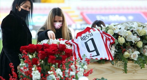 Paolo Rossi, folla di tifosi alla camera ardente a Vicenza: domani i funerali