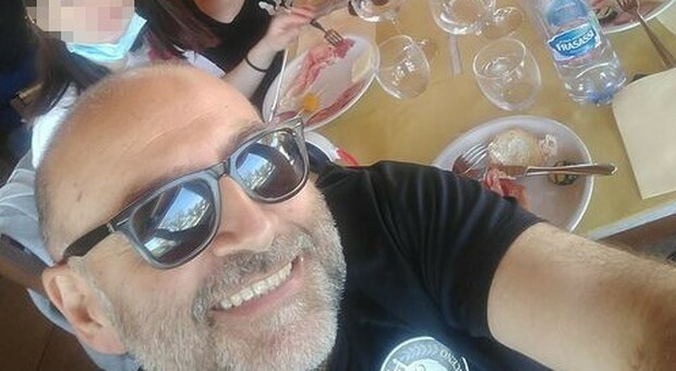 Andrea Antonini, consigliere regionale della Lega, nel selfie al ristorante
