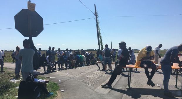 Rivolta dei migranti a Cona: scoppia la protesta all'interno del Centro