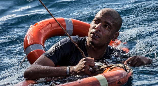 Uno dei migranti della Sea Watch si getta in acqua per raggiungere Malta