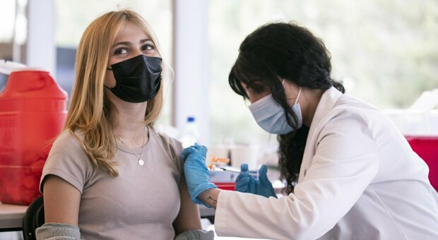 immagine Vaccino, in America somministrate le prime dosi agli adolescenti: applausi ed emozione