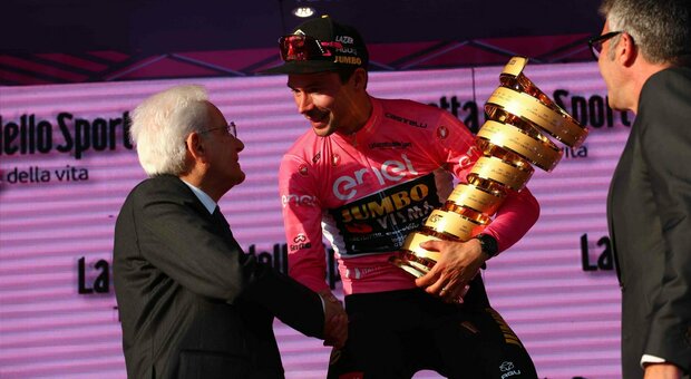 Giro d'Italia a Roma, si chiude sul traguardo dei Fori. E Mattarella incorona Roglic