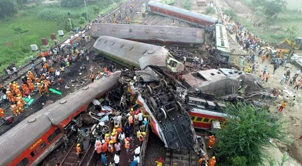 India, schianto fra due treni: almeno 50 morti, centinaia i feriti. Passeggeri intrappolati sotto i vagoni
