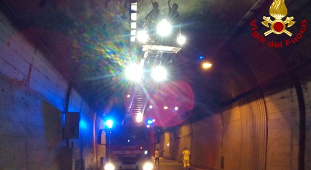 Si stacca intonaco dal tunnel sul raccordo Avellino-Salerno vigili del fuoco in azione