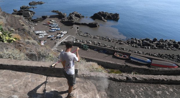 Stromboli, si temono fratture nel vulcano. I turisti: «Non ce ne andiamo»
