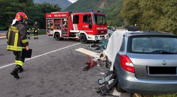 Valtellina, tir perde carico di legname che travolge un'auto: morto un 15enne, la madre è gravissima