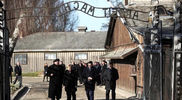 Angela Merkel ad Auschwitz, prima volta da Cancelliera: «Nessuna tolleranza su antisemitismo»