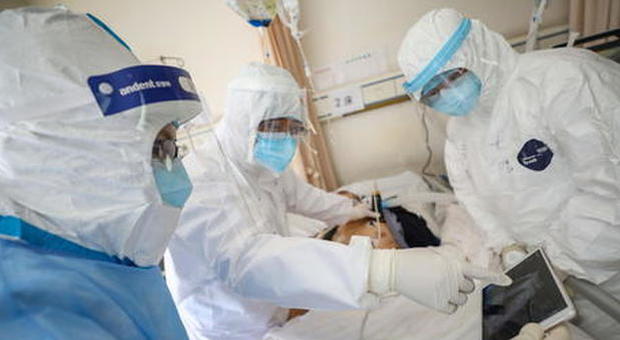Coronavirus Italia, meno contagiati e troppi morti: è l’eredità del Paese “aperto”