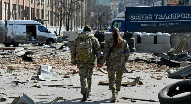 Ancora bombe sui civili. Minsk: se continua l'escalation, pronti a invadere Kiev: «Possibile accordo in 10 giorni». Usa scettici, oggi telefonata Biden-Xi