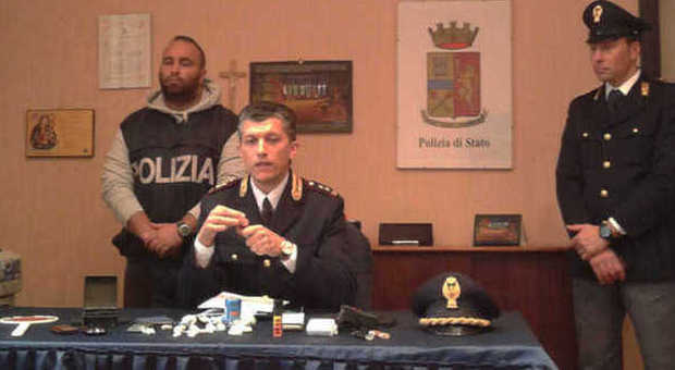 Il dirigente Agostino Licari durante la conferenza stampa al Commissariato di Osimo