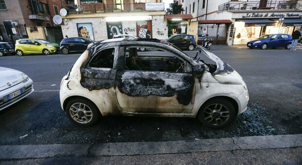 Roma, parla la ragazza-coraggio: «Quei banditi hanno incendiato per vendetta la mia auto, ho paura ma rifarei tutto»
