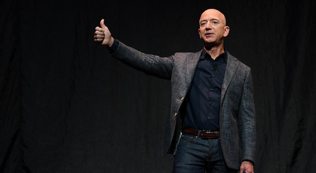 La gaffe di Bezos: festeggia i suoi turisti spaziali e dimentica le vittime Amazon del tornado