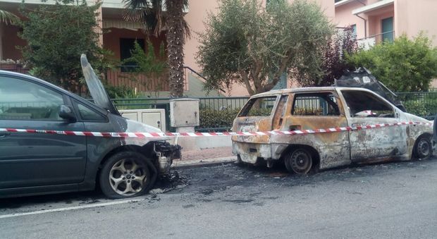 Le auto distrutte dal fuoco