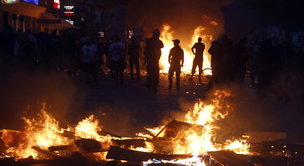 G20, inferno ad Amburgo: scontri con la polizia, 196 agenti feriti