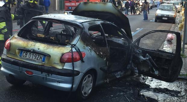 Auto in fiamme: salvati madre e due bimbi dai carabinieri di Torre del Greco