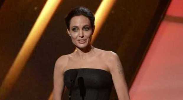 Angelina Jolie dopo le nozze, fan preoccupati per la sua salute: è apparsa troppo magra
