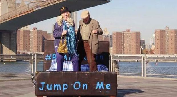 New York, anche gli adulti saltano sui letti: la campagna di un regista contro il cancro infantile