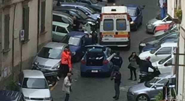 Paura a Napoli: cadavere trovato sotto un'auto: cittadini temono il peggio e chiamano la polizia